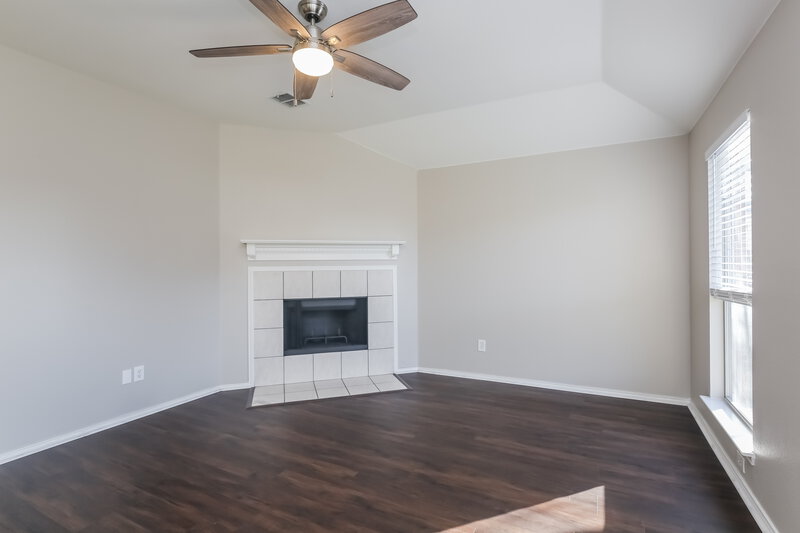 1,870/Mo, 1016 Winding Creek Drive Cedar Hill, TX 75104 Living Room View 2