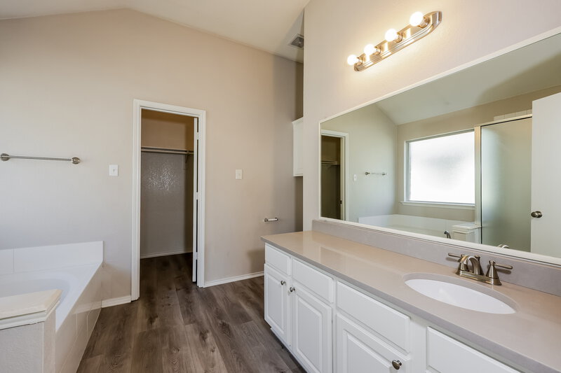 1,930/Mo, 1357 Illinois Ave Lancaster, TX 75134 Main Bathroom View