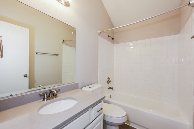 1,930/Mo, 1357 Illinois Ave Lancaster, TX 75134 Bathroom View