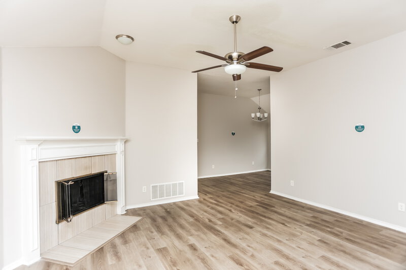 2,000/Mo, 822 Astaire Ave Duncanville, TX 75137 Living Room View 2