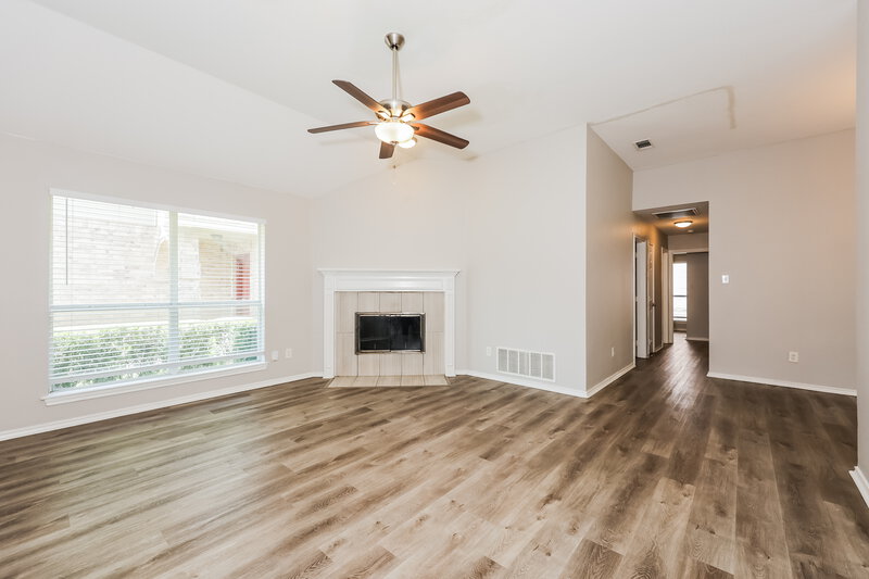 2,060/Mo, 822 Astaire Ave Duncanville, TX 75137 Living Room View 3