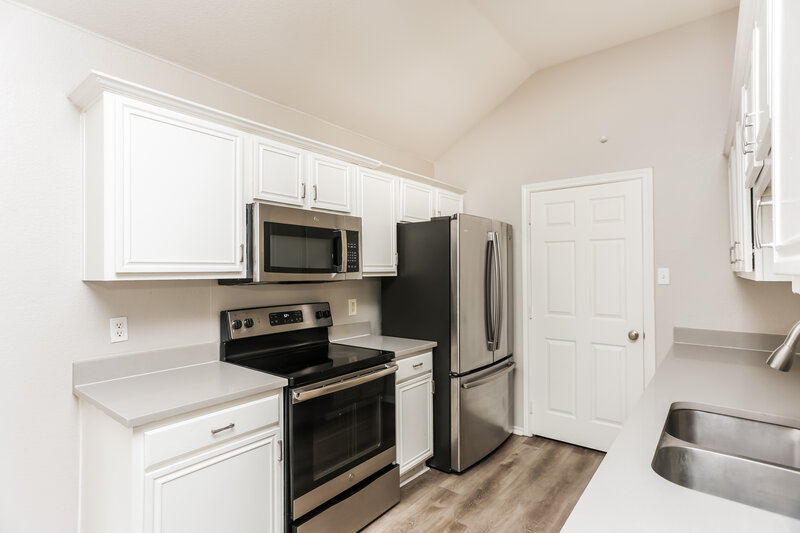 2,000/Mo, 822 Astaire Ave Duncanville, TX 75137 Kitchen View 2
