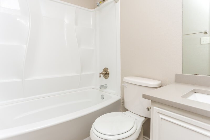 2,000/Mo, 822 Astaire Ave Duncanville, TX 75137 Main Bathroom View