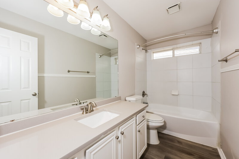 2,060/Mo, 822 Astaire Ave Duncanville, TX 75137 Main Bathroom View