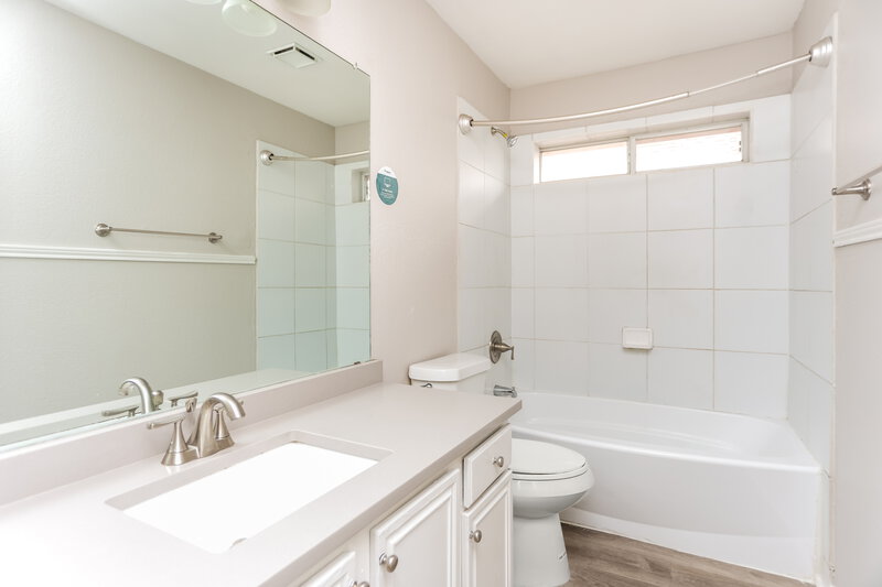 2,000/Mo, 822 Astaire Ave Duncanville, TX 75137 Bathroom View