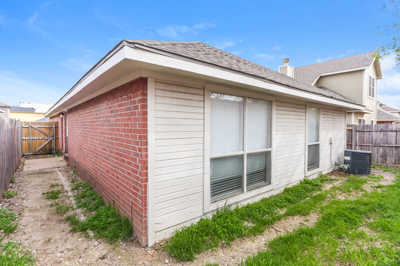 2,000/Mo, 822 Astaire Ave Duncanville, TX 75137 Rear View