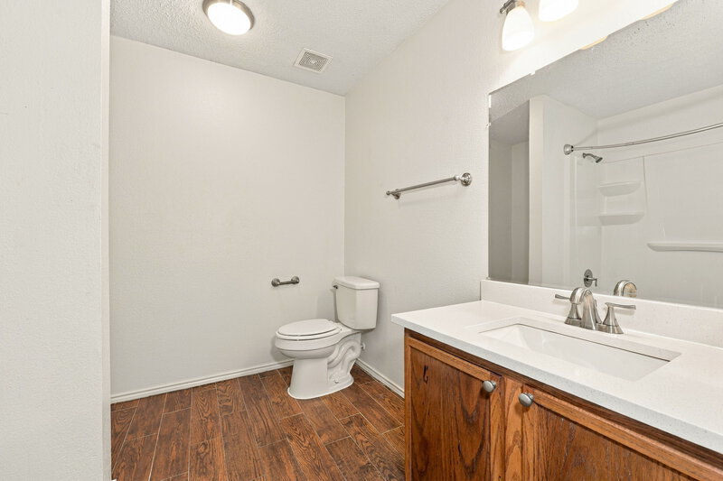 2,080/Mo, 2813 Mcintosh Court Lancaster, TX 75134 Primary Bathroom View