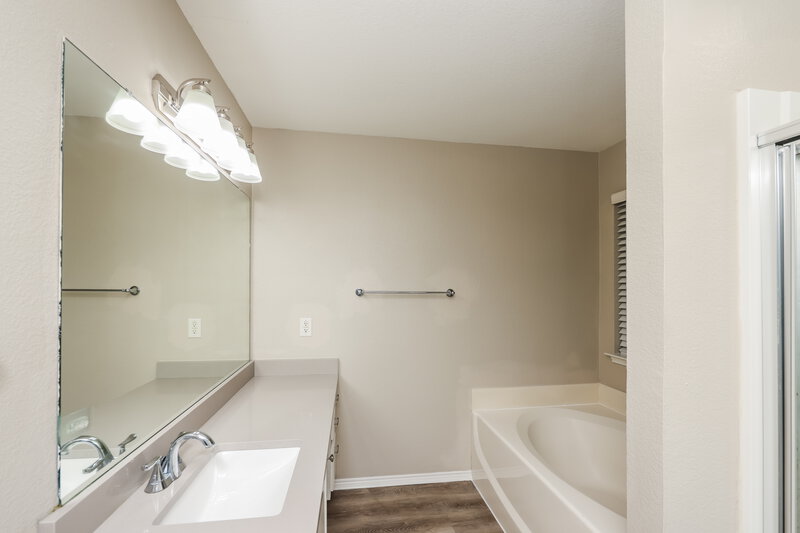 2,295/Mo, 1748 Cansler Lane Lancaster, TX 75134 Main Bathroom View