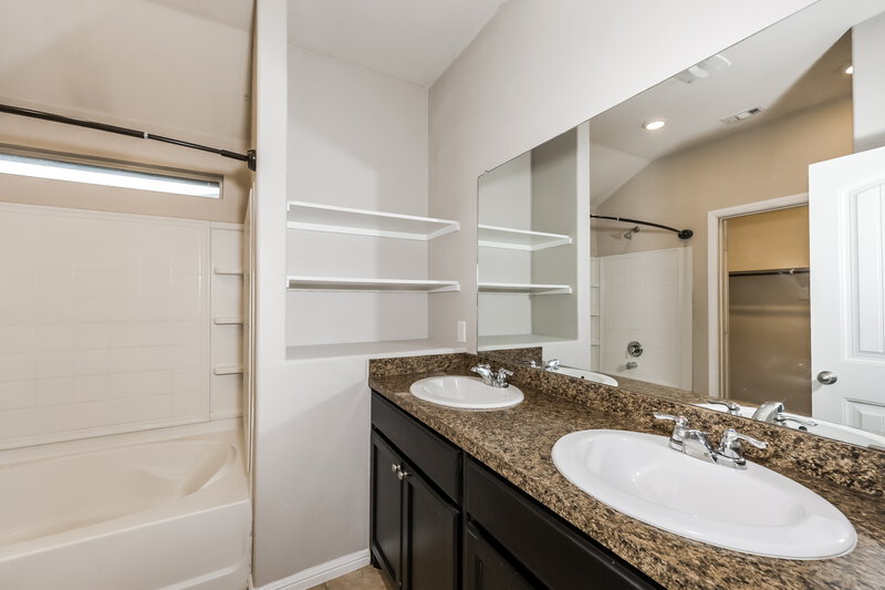 2,050/Mo, 829 Walls Blvd Crowley, TX 76036 Main Bathroom View