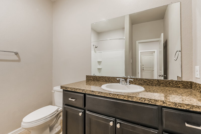 2,050/Mo, 829 Walls Blvd Crowley, TX 76036 Bathroom View
