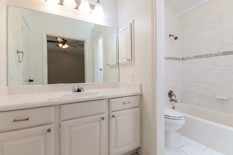 2,105/Mo, 2131 Trishia Ln Glenn Heights, TX 75154 Main Bathroom View