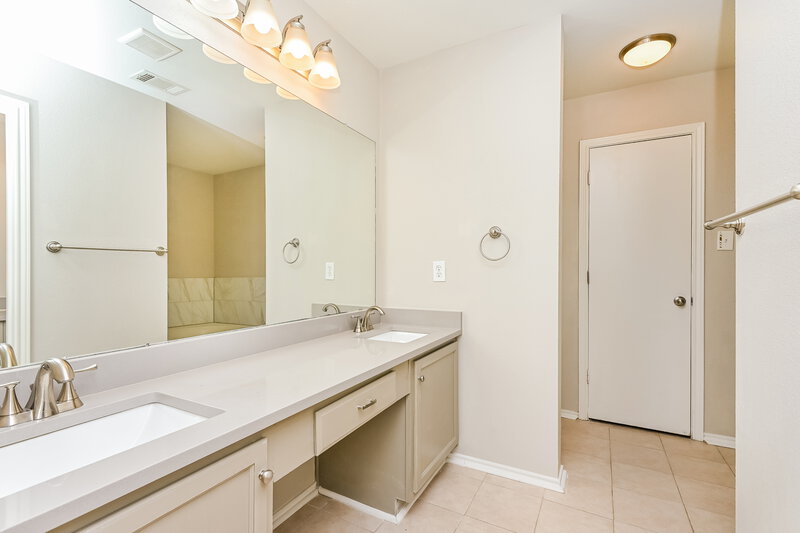 1,965/Mo, 2104 Deniro Drive Fort Worth, TX 76134 Main Bathroom View