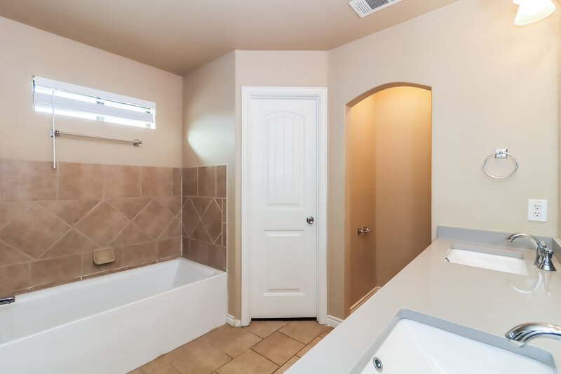 2,030/Mo, 2121 Deniro Dr Fort Worth, TX 76134 Main Bathroom View
