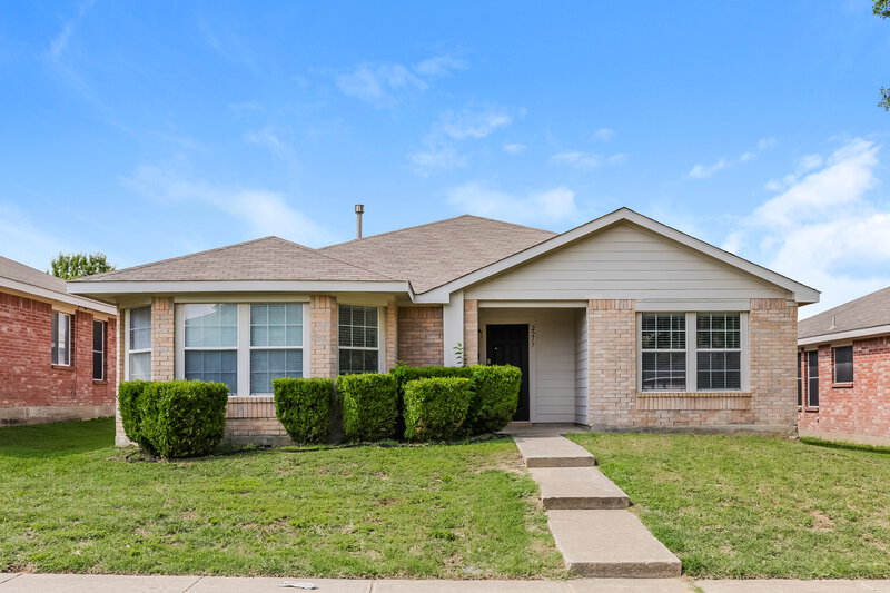 2,150/Mo, 2217 Midbury Drive Lancaster, TX 75134 External View