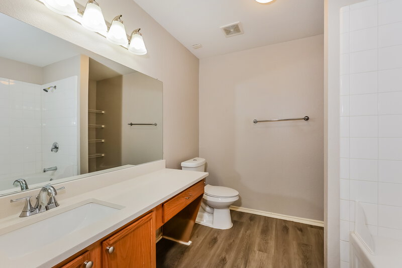 2,150/Mo, 2217 Midbury Drive Lancaster, TX 75134 Main Bathroom View