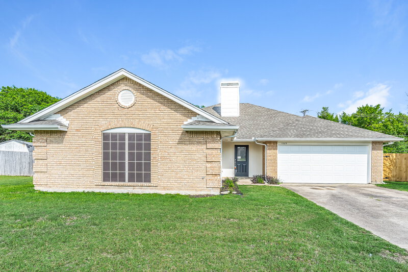 3,140/Mo, 1025 Meadow Creek Dr Lancaster, TX 75146 External View