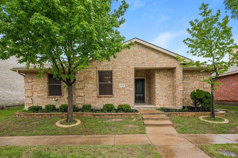 2,080/Mo, 1933 Indian Lilac Lancaster, TX 75146 External View