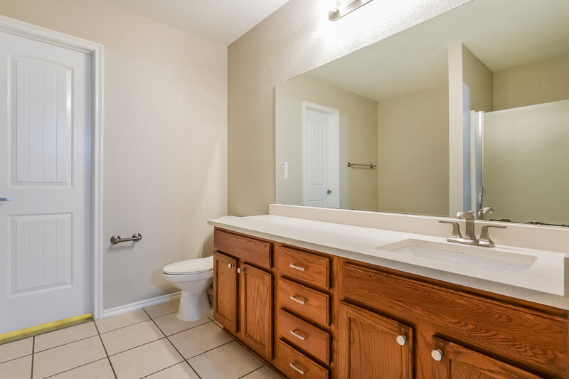2,080/Mo, 1933 Indian Lilac Lancaster, TX 75146 Main Bathroom View