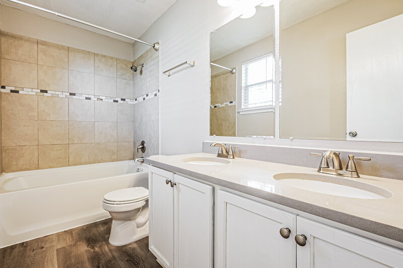 2,800/Mo, 1906 Purdue Drive Glenn Heights, TX 75154 Main Bathroom View