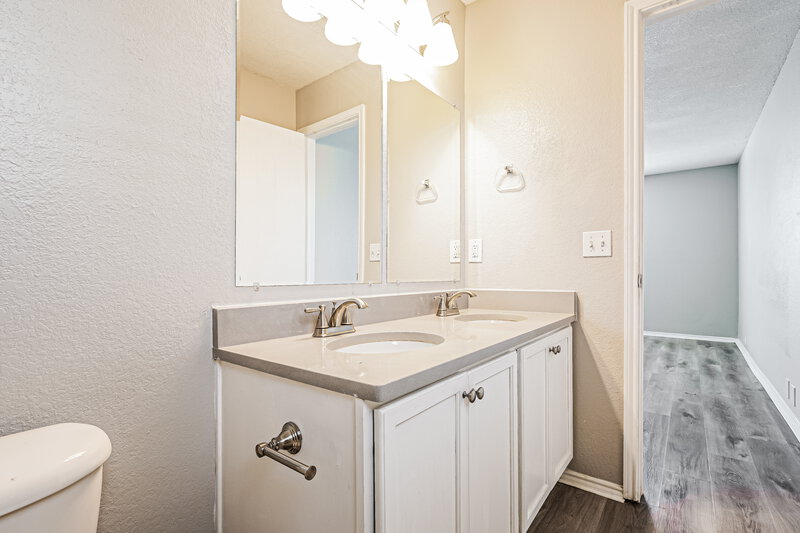 2,800/Mo, 1906 Purdue Drive Glenn Heights, TX 75154 Bathroom View