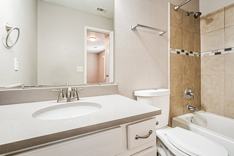 2,800/Mo, 1906 Purdue Drive Glenn Heights, TX 75154 Bathroom View 3
