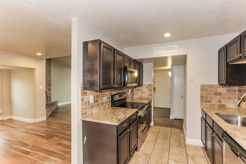 2,020/Mo, 644 Nora Lane Desoto, TX 75115 Kitchen View 3