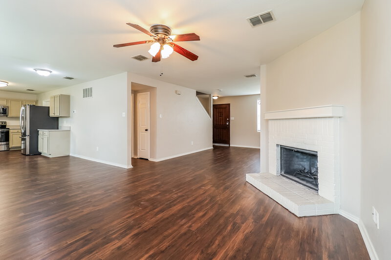 2,125/Mo, 1825 Shasta View Dr Justin, TX 76247 Living Room View 2