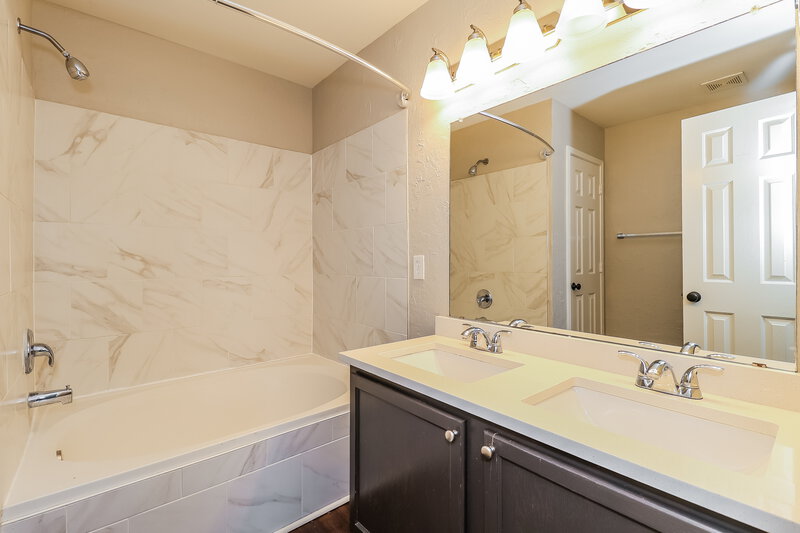 2,125/Mo, 1825 Shasta View Dr Justin, TX 76247 Main Bathroom View