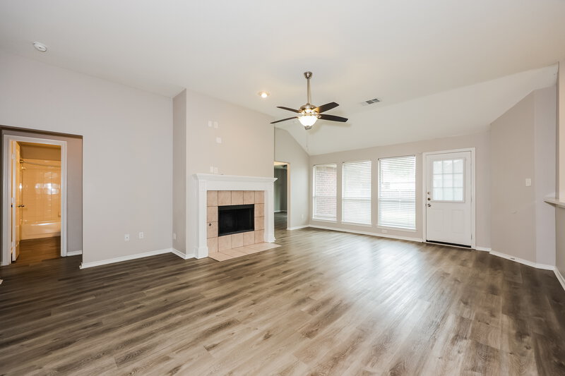 2,380/Mo, 2219 W Thoroughbred Dr Lancaster, TX 75146 Living Room View