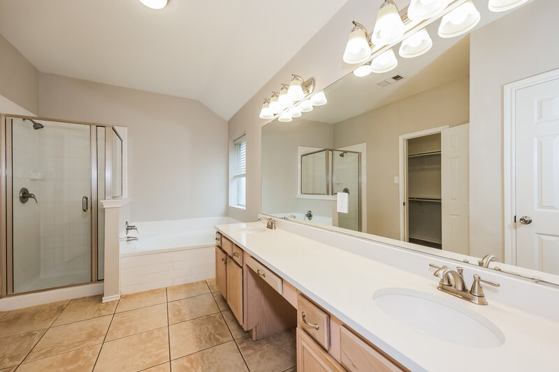 2,380/Mo, 2219 W Thoroughbred Dr Lancaster, TX 75146 Main Bathroom View