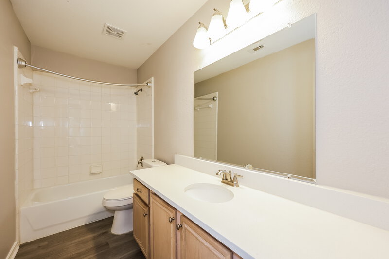 2,380/Mo, 2219 W Thoroughbred Dr Lancaster, TX 75146 Bathroom View