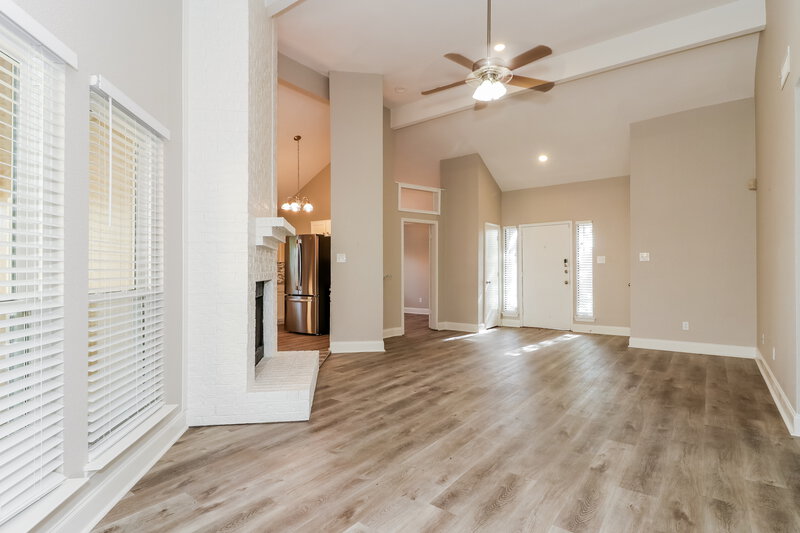 2,200/Mo, 6324 Woodstream Trl Fort Worth, TX 76133 Living Room View 3