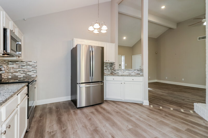 2,200/Mo, 6324 Woodstream Trl Fort Worth, TX 76133 Kitchen View 2