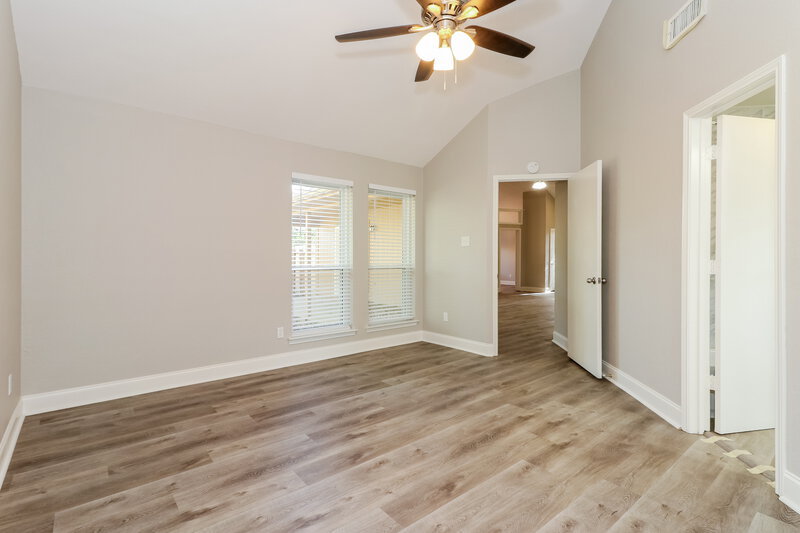 2,200/Mo, 6324 Woodstream Trl Fort Worth, TX 76133 Main Bedroom View 2