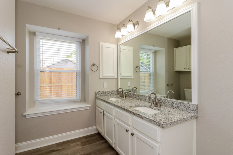 2,200/Mo, 6324 Woodstream Trl Fort Worth, TX 76133 Main Bathroom View