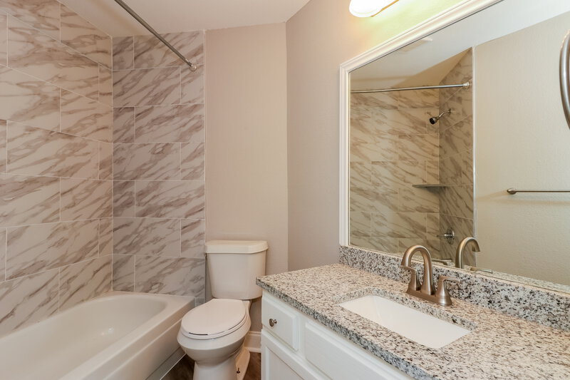 2,200/Mo, 6324 Woodstream Trl Fort Worth, TX 76133 Bathroom View