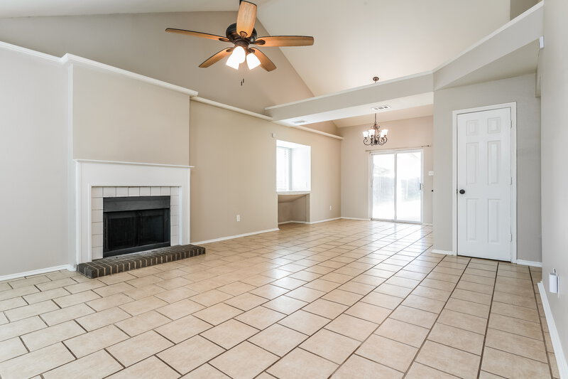 2,350/Mo, 602 Laurel St Cedar Hill, TX 75104 Family Room View