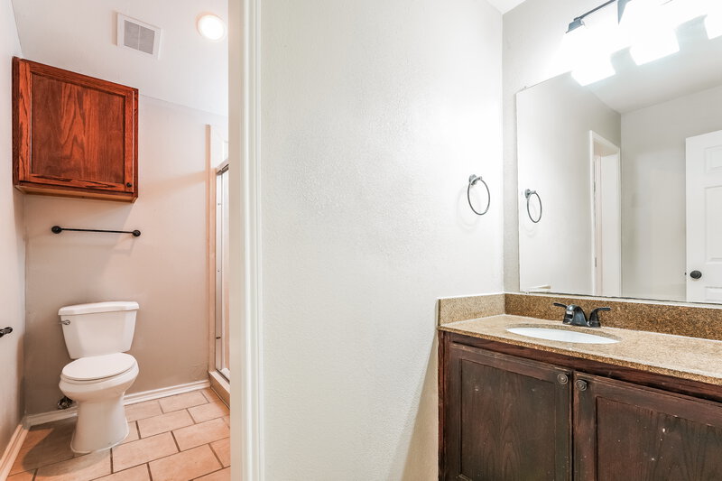 2,350/Mo, 602 Laurel St Cedar Hill, TX 75104 Main Bathroom View