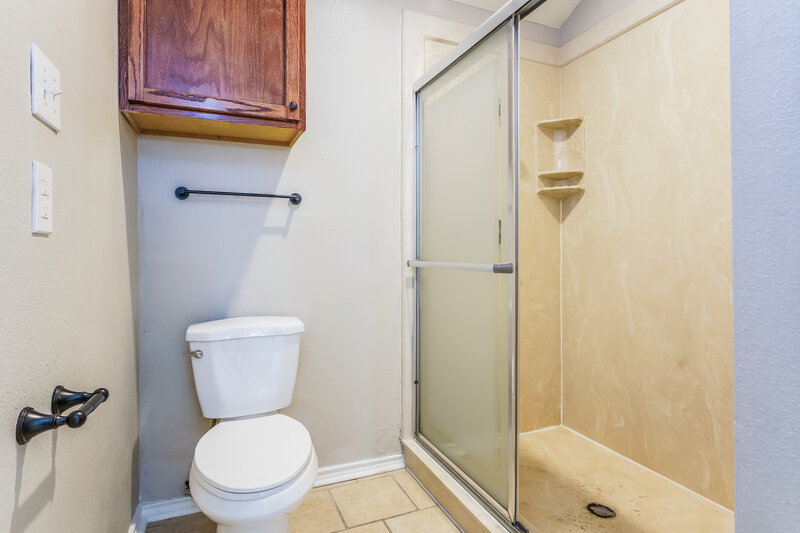 2,350/Mo, 602 Laurel St Cedar Hill, TX 75104 Main Bathroom View 2