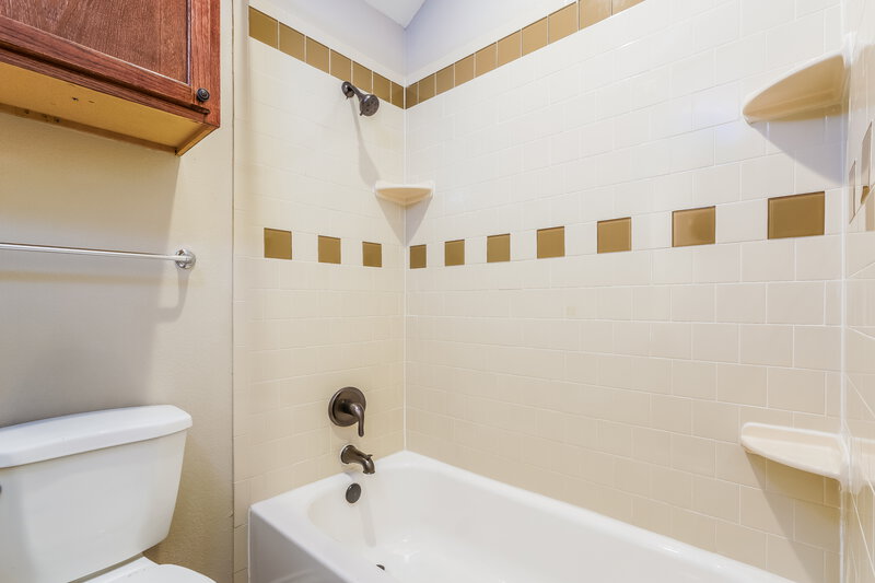 2,350/Mo, 602 Laurel St Cedar Hill, TX 75104 Bathroom View