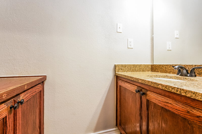 2,350/Mo, 602 Laurel St Cedar Hill, TX 75104 Bathroom View 2