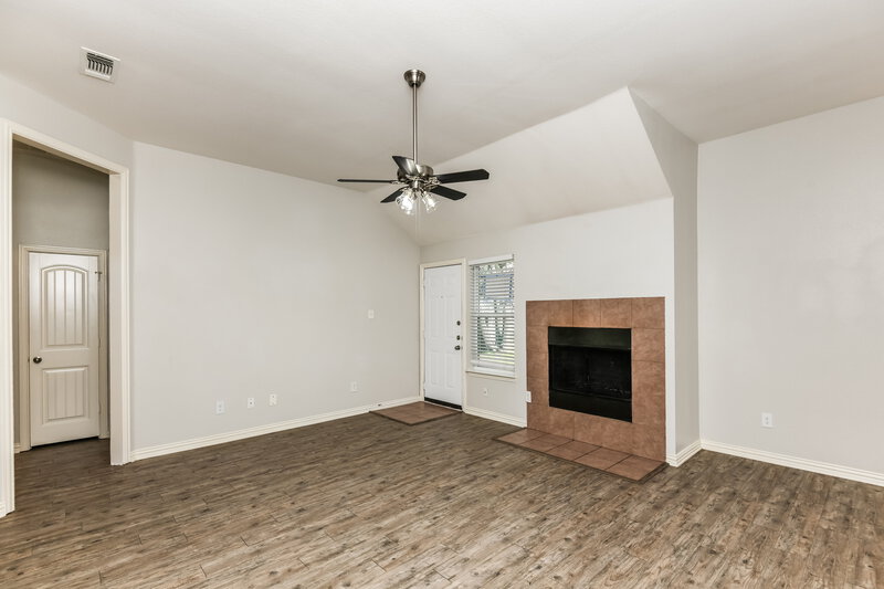 2,530/Mo, 6601 Rockdale Road Fort Worth, TX 76134 Living Room View 3