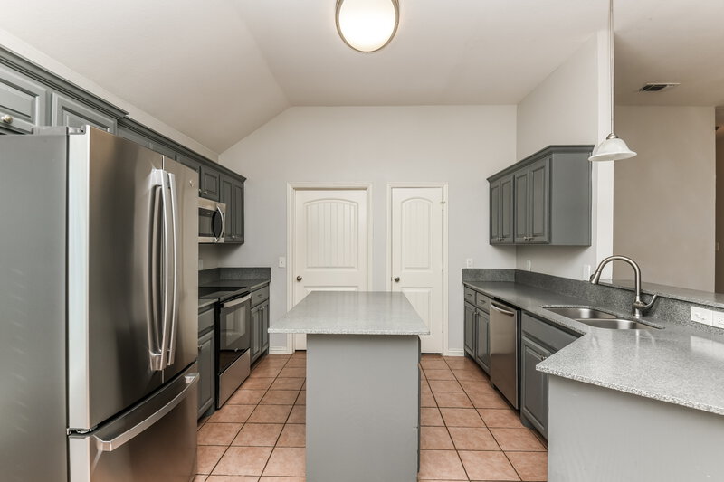 2,530/Mo, 6601 Rockdale Road Fort Worth, TX 76134 Kitchen View 3