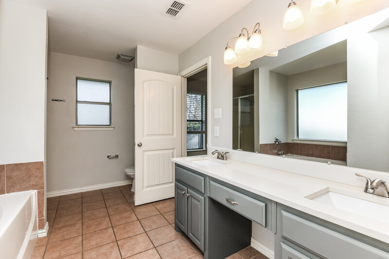 2,530/Mo, 6601 Rockdale Road Fort Worth, TX 76134 Main Bathroom View