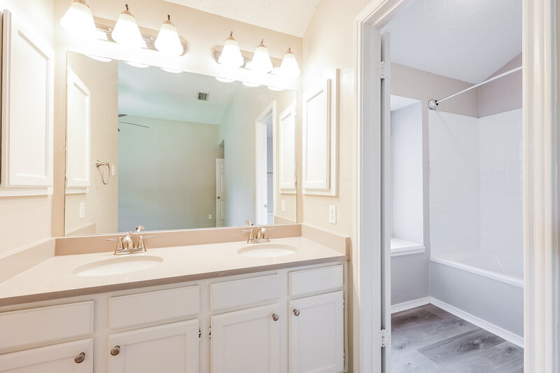 1,895/Mo, 922 Elliott Dr Cedar Hill, TX 75104 Main Bathroom View