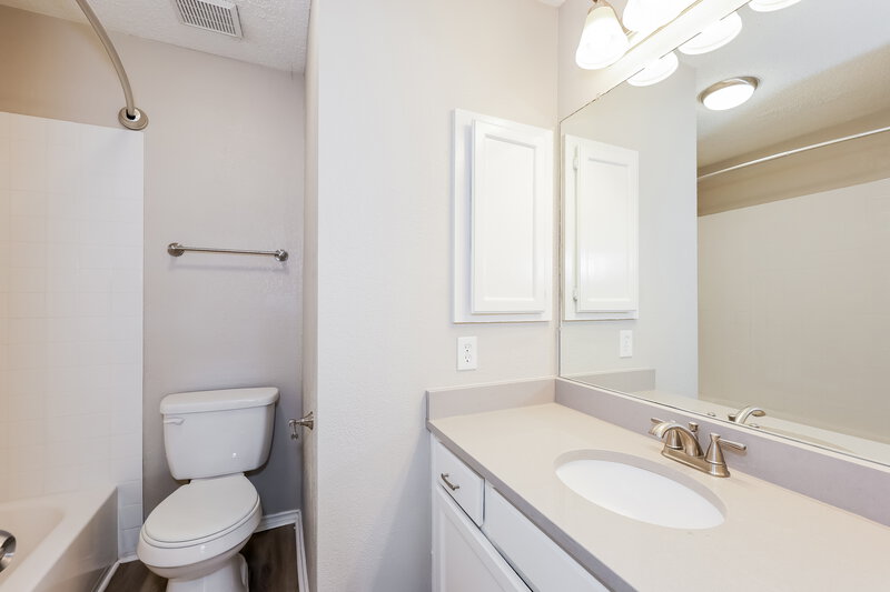 1,895/Mo, 922 Elliott Dr Cedar Hill, TX 75104 Bathroom View