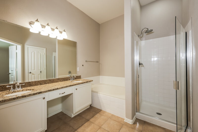 2,280/Mo, 636 Brooks St Crowley, TX 76036 Main Bathroom View