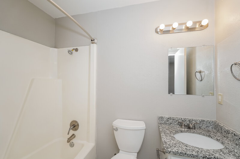 1,650/Mo, 1008 Autumn Oak Dr Denton, TX 76209 Main Bathroom View