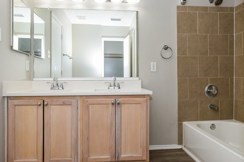 2,040/Mo, 1704 Chesterwood Drive Rockwall, TX 75032 Main Bathroom View 2