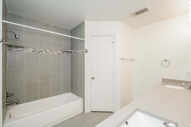 2,060/Mo, 211 Dove Meadows Krum, TX 76249 Main Bathroom View